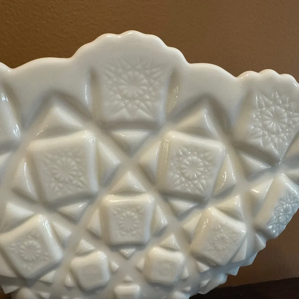 Westmoreland Vintage‎ Milk Glass Flat Fan-Shaped Pedestal Vase